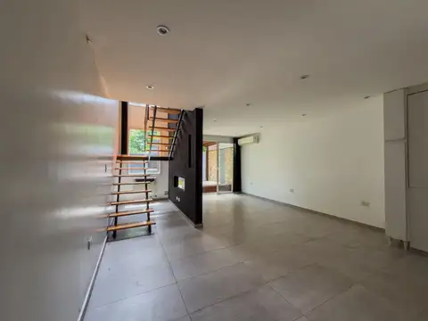 Casa en Alquiler con 2 cocheras