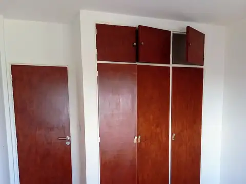 2 amb con balcón al frente. Excelente vista abierta. Apto profesional.