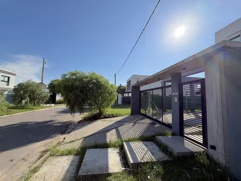 Casa en Alquiler en Manuel B Gonnet, $ 2.200.000
