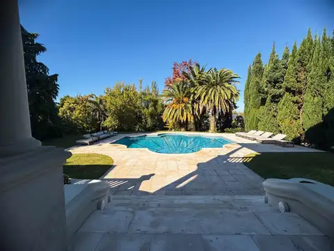 Casa en Venta con 3 cocheras