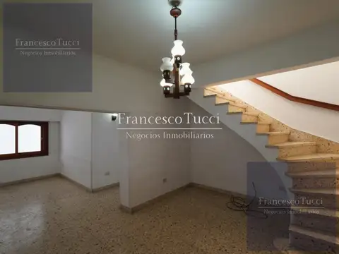 Casa en Alquiler con 2 cocheras