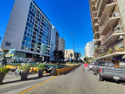 Hermoso 3 ambientes con balcón aterrazado al frente y vista al río – Luz natural todo el día