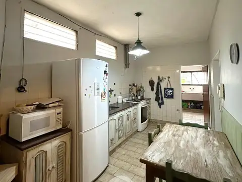 Casa en Venta de 2 dorm. amplio parque, quincho con parrilla y cochera para 6 autos. Centro Zárate