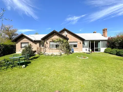 Casa 8 ambientes con 2 baños