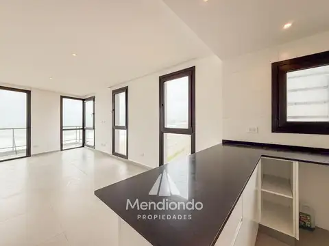 Piso 3 amb. Cochera y Baulera. Doble balcón al frente. Vista plena al mar. Piso 6 - Constitución.