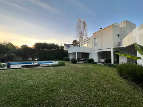 Casa 4 ambientes con 4 baños