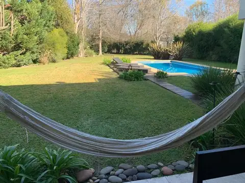 Venta de casa tres dormitorios, Abril Club de Campo