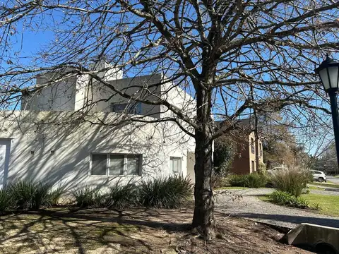 Casa en Venta en Abril Club De Campo, USD 680.000