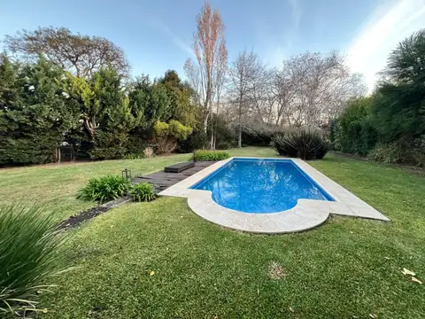 Venta de casa tres dormitorios, Abril Club de Campo