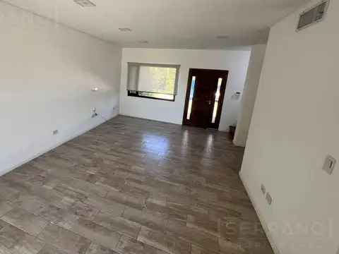 Casa en Alquiler con 2 cocheras