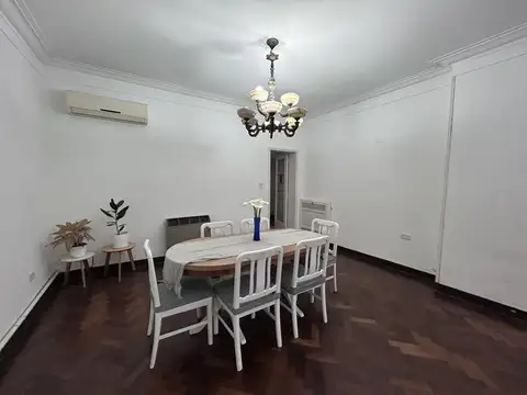 Venta casa de 3 Dormitorios - PB con patio en Rosario -  Bv Oroño al 300