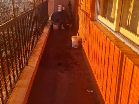 DEPARTAMENTO DE 3 AMBIENTES SEMIPISO AL FRENTE CON BALCON CORRIDO