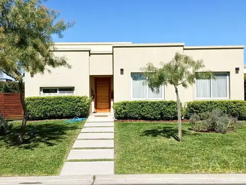 Venta Casa en Barrio Santa Elena - Pilar del Este