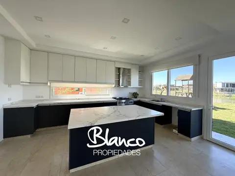 Casa en Alquiler con 1 cochera