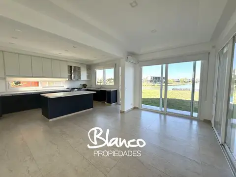 Casa 5 ambientes con 3 baños