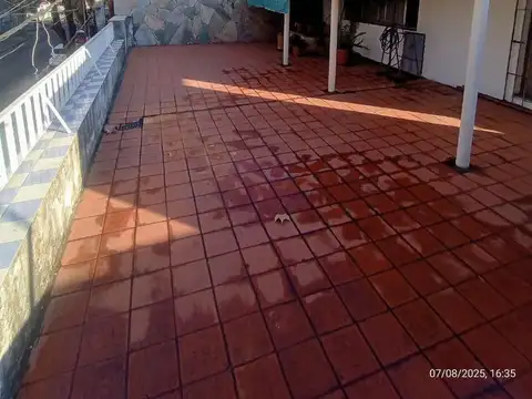 Hermosa Casa con Garage, Patio y Terraza. Zona Arroyito.
