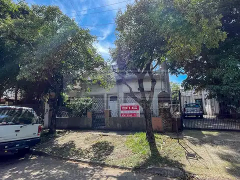 Manuelita rosas  al 600, entre gorriti y wilde