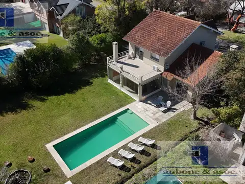 Casa 6 ambientes con 4 baños