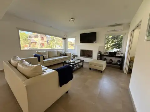 Casa en Venta con 3 cocheras