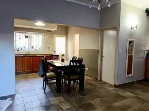 Casa 4 Ambientes Con 2 Cocheras Y Fondo Apto Credito