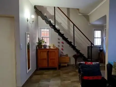 Casa 4 Ambientes Con 2 Cocheras Y Fondo Apto Credito