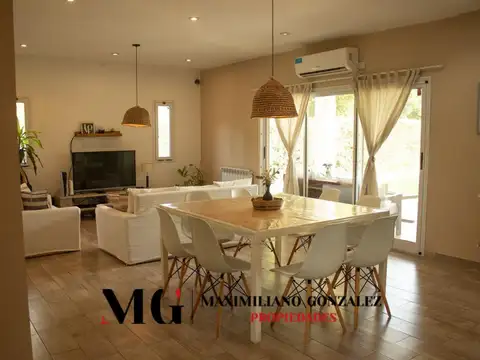 Casa 6 ambientes con 2 baños