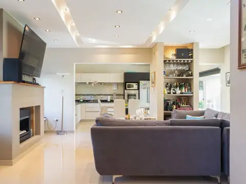 Casa en Venta con 3 cocheras