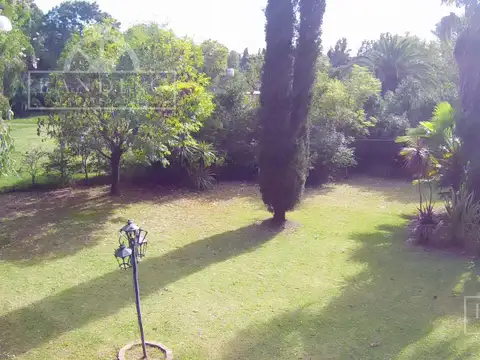 Casa sobre lote de 2500 m2. 480 m2 construidos. Excelente entorno y acceso. Todos los servicios.