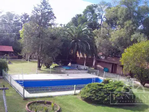 Casa sobre lote de 2500 m2. 480 m2 construidos. Excelente entorno y acceso. Todos los servicios.