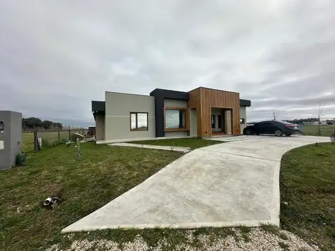 Casa 4 ambienetes. Barrio La Cercania