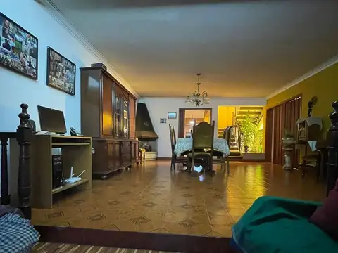 CASA 4 DORMITORIOS  JARDIN 2 COCHERAS TIRO SUIZO