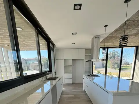 Casa 4 ambientes con 3 baños