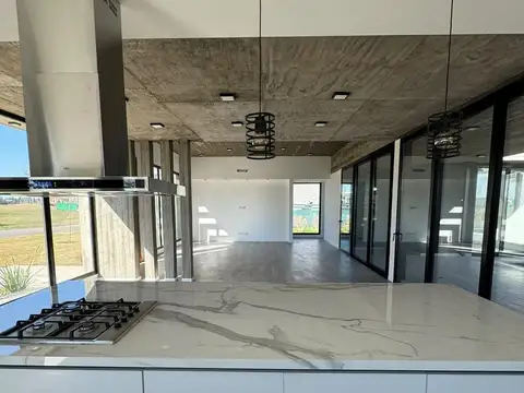 Casa en Alquiler con 1 cochera