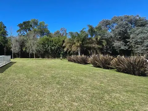 VENTA CASA 6 AMB. CON PILETA PARQUE LAS NACIONES