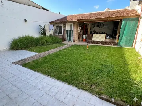Chalet de 2 Plantas en Venta en Martinez con Jardín, Quincho y Cochera Pasante