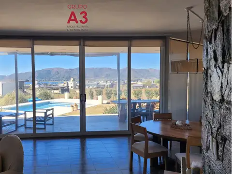 Casa en Barrio Náutico Puerto del Águila, con visuales panorámicas al Lago Los Molinos y las sierras. 893