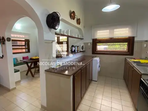 Casa 4 ambientes con 2 baños