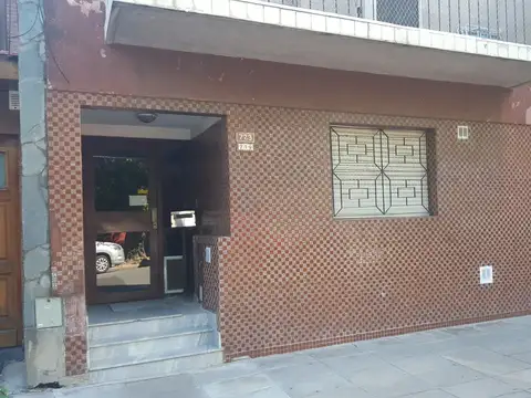 COMODO DEPARTAMENTO DOS AMBIENTES AL FRENTE CON PATIO - UNA CUADRA ALBERDI AL 4600