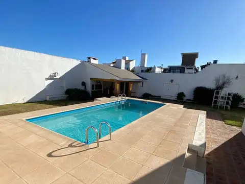 Venta Lote en la mejor ubicación de Urca (incluye cochera doble, quincho, baño y pileta)