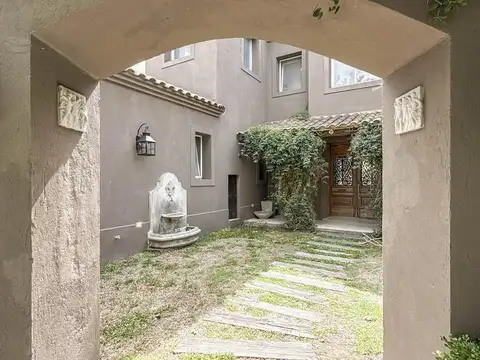 Casa en venta en Ayres de Pilar. 3 Dormitorios. Family.  Escritorio. Amplia galería.