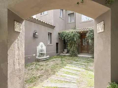 Casa en venta en Ayres de Pilar. 3 Dormitorios. Family.  Escritorio. Amplia galería.