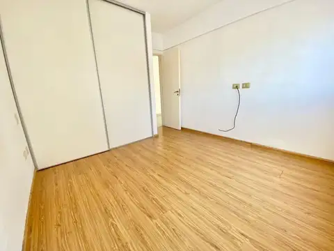 Departamento 2 ambientes con cochera cubierta.