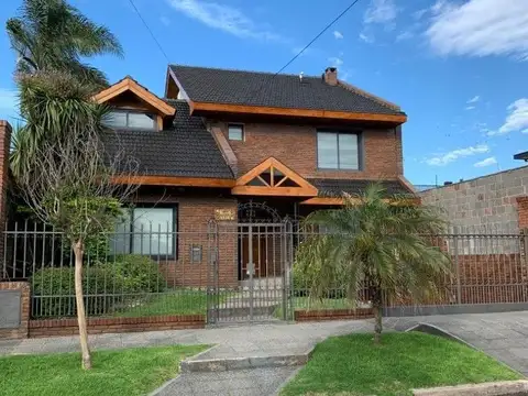 *IMPORTANTE CHALET DE 5 AMB. (4 DORMITORIOS + ESCRITORIO) SOBRE LOTE DE 23 X 30 (690M2) Y 460 M2 CUB