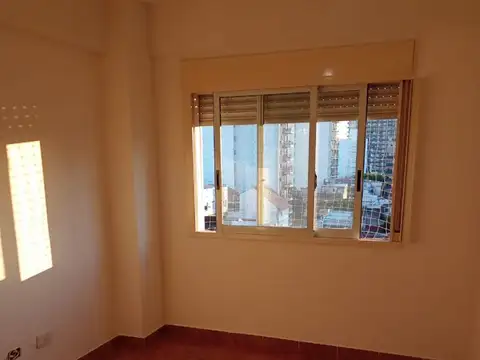 Caseros centro / Excel. edificación / 2 dorm. y coc. indep.