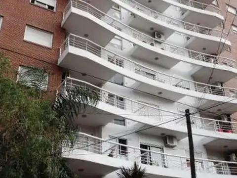 Caseros centro / Excel. edificación / 2 dorm. y coc. indep.