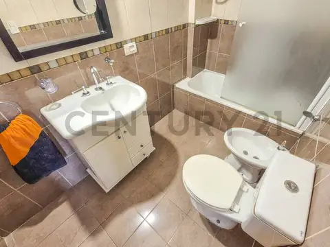 Venta de Departamento  2 ambientes y 1/2  en Villa Del Parque, Patio, Vestidor y 90m2 muy bien distr