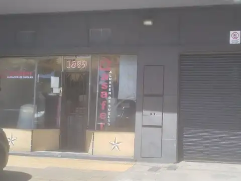 Amplio local sobre Avenida