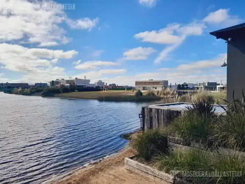 Terreno en  Naudir. a metros del deck con bajada al rio. gran privacidad y al contrafrente arbolado.