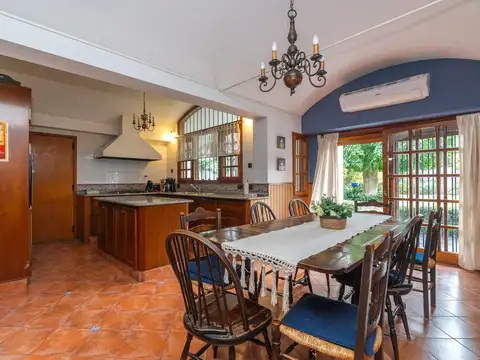 Casa en Venta con 2 cocheras