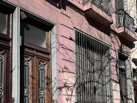 Venta PH 6 ambientes al frente con acceso independiente, patio y sin expensas en Almagro